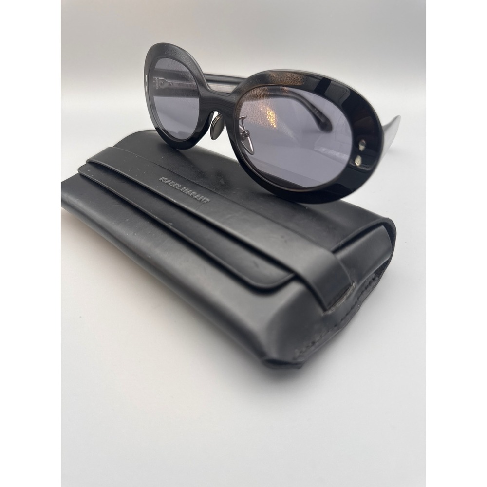Isabel Marant Luxury Chic
Black Oval Frame Designer Shades sophisticated & Case